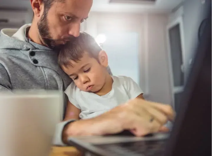 blug-hubmoment-Father-working-and-holding-sleeping-son-720x530px.webp