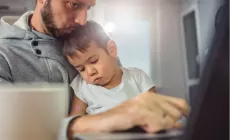 blug-hubmoment-Father-working-and-holding-sleeping-son-720x530px.webp